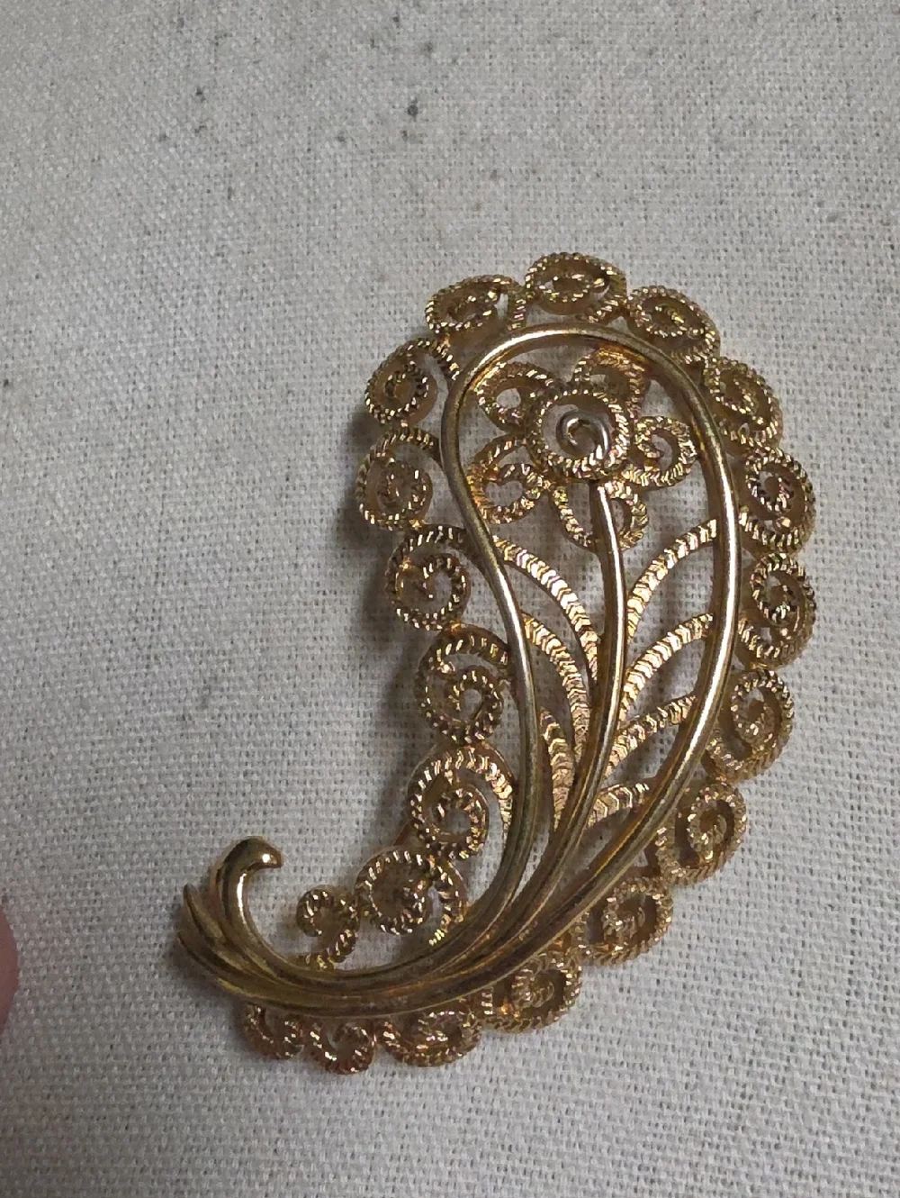 Vintage Monet Mid Century Modern Paisley Plume Floral Scrollwork Brooch - Picture 1 of 5